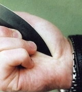 Острие клинка позволяет точно фиксировать нож при отработке хвата...
